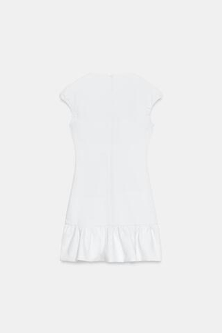 ZARA МИНИ-ПЛАТЬЕ С ВОЛАНАМИ, БЕЛЫЙ