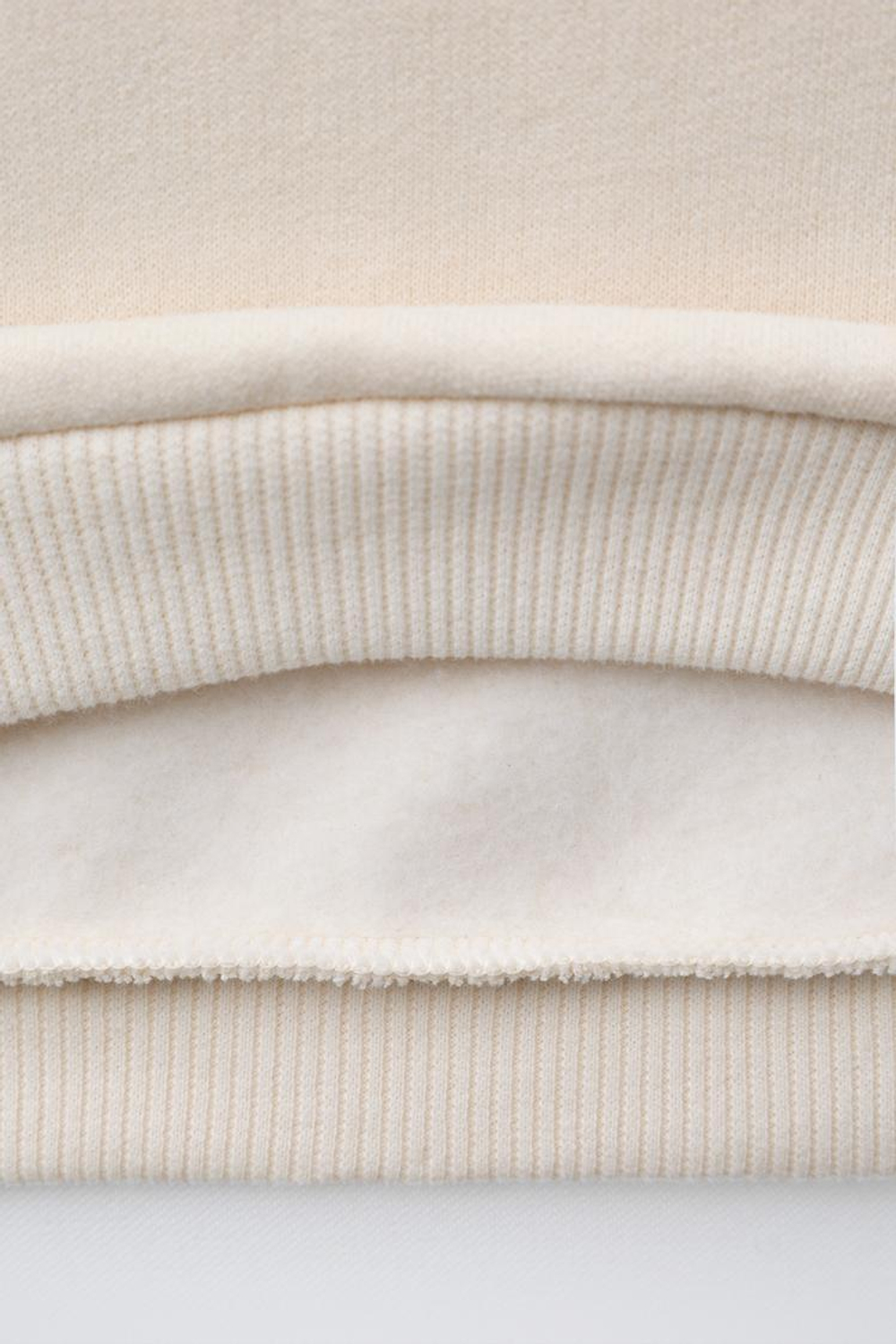 ZARA ТОЛСТОВКА С ИЗОБРАЖЕНИЕМ «МОНЫ ЛИЗЫ» С МИККИ И МИННИ МАУС © DISNEY, ЭКРЮ