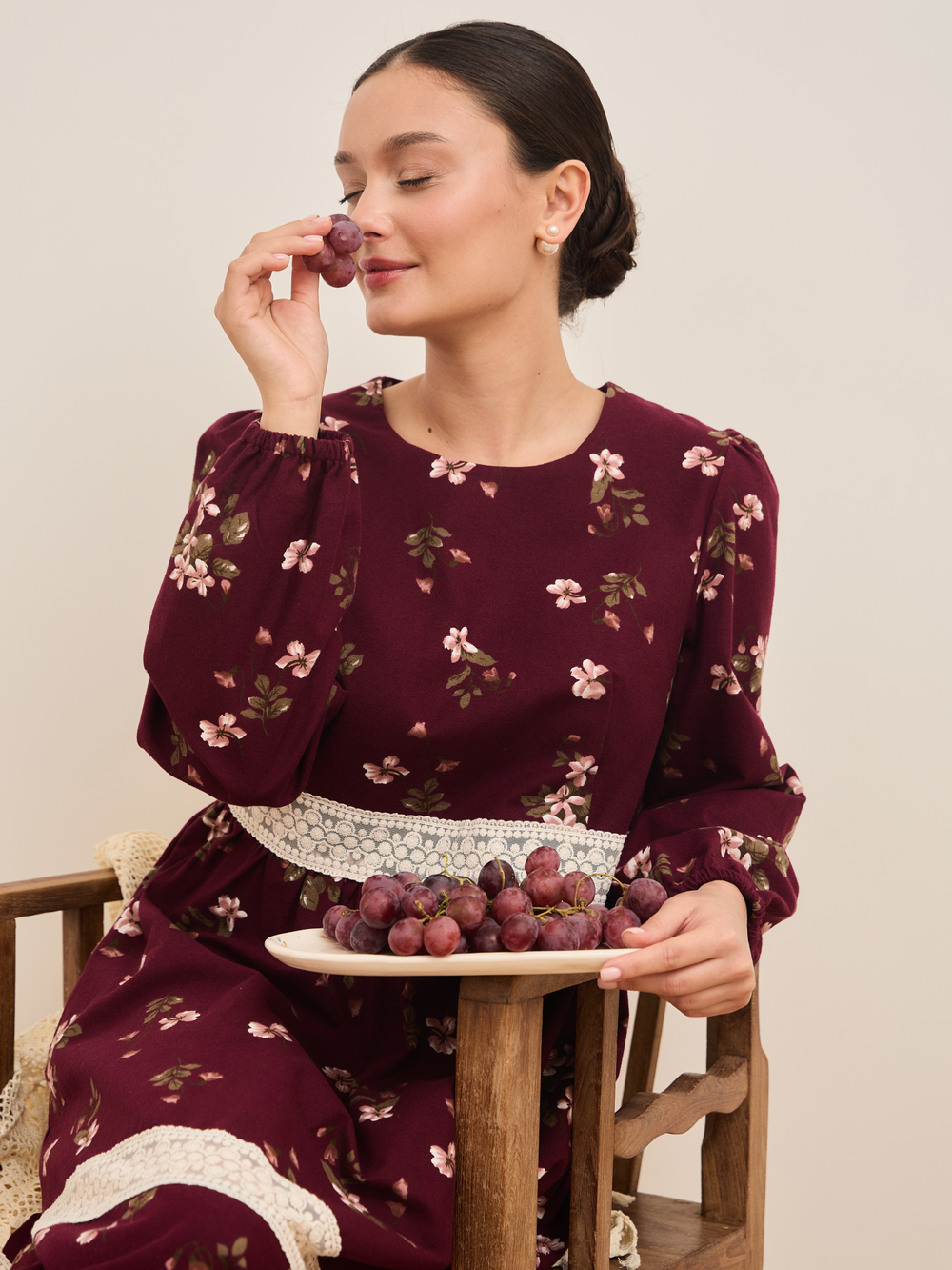 Платье с кружевными вставками