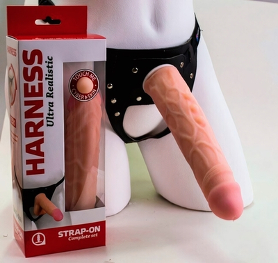 Страпон-трусики с реалистичным фаллосом Harness Ultra Realistic ( 21,5 см) (Цвет: телесный с черным)