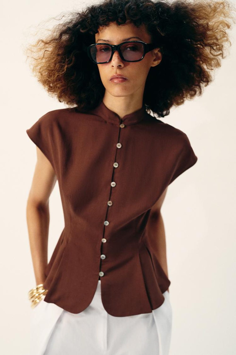 ZARA ТОП С БАСКОЙ И ЗАЩИПАМИ, СВЕТЛО-КОРИЧНЕВЫЙ