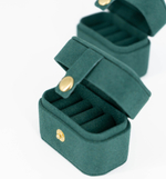 Мини‑шкатулка «Дюймовочка» для подачи украшений.