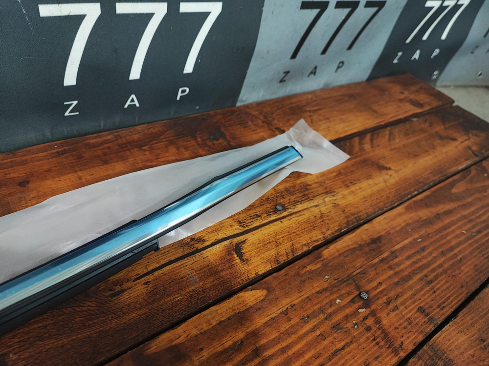 Молдинг стекла переднего правого Camry XV70 Новый Оригинал 7571033170