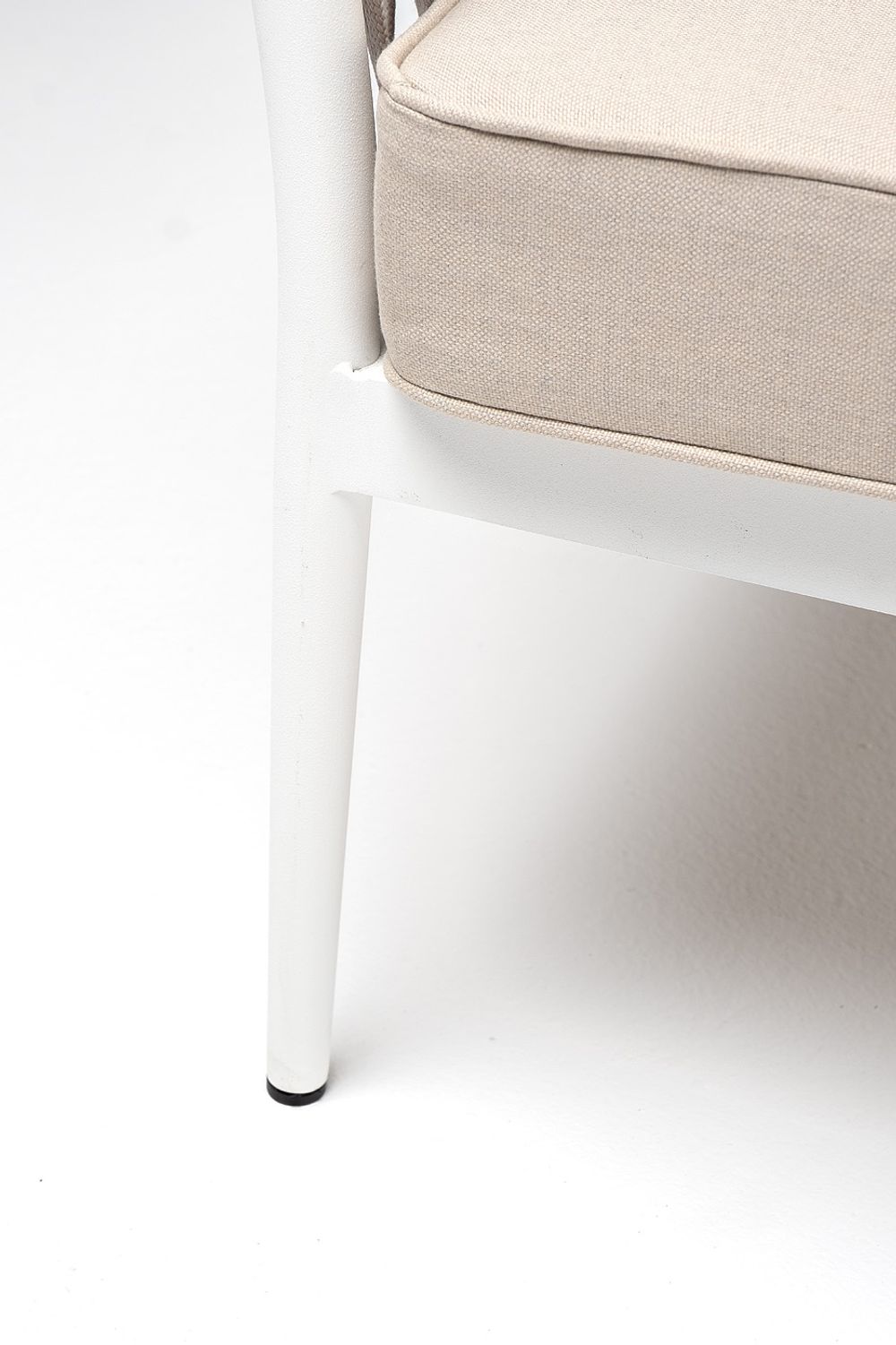 "Касабланка" диван 2-местный плетеный из роупа, каркас алюминий белый муар, роуп бежевый 20мм, ткань бежевая 15052