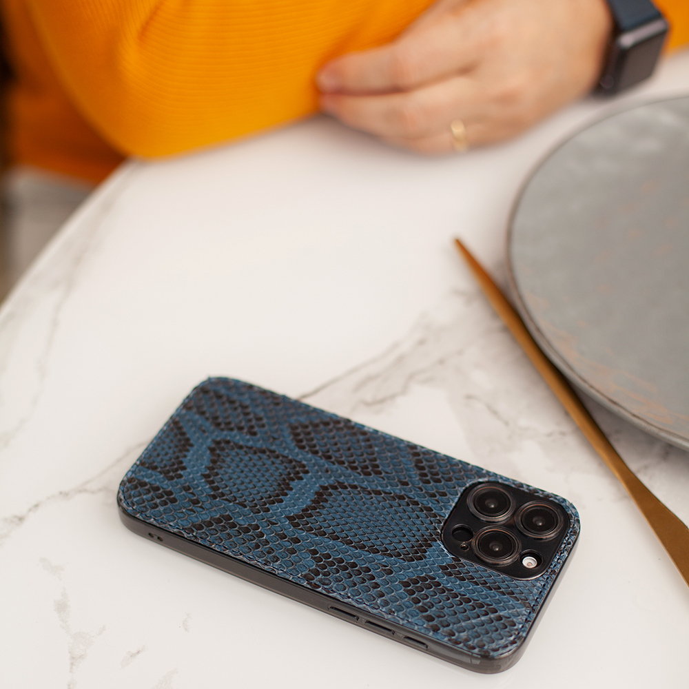 Чехол для iPhone 15 Pro из кожи питона, синего цвета