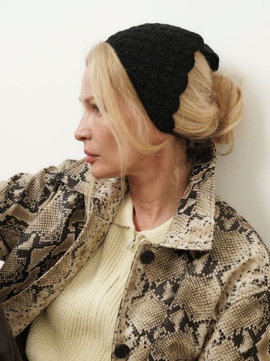 Косынка пуховая Строгие тени, черная / Paki Paki