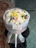 Букет из кустовых пионовидных роз, одноголовой розы, оксипеталума и хризантемы