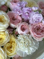 Букет сборный из кустовых пионовидных роз, диантусов и маттиолы