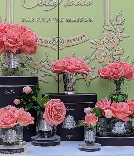 Коралловый букет роз в прозрачной овальной вазе, Cote Noire