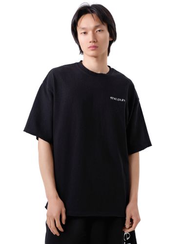 Черная футболка с необработанными краями и лого