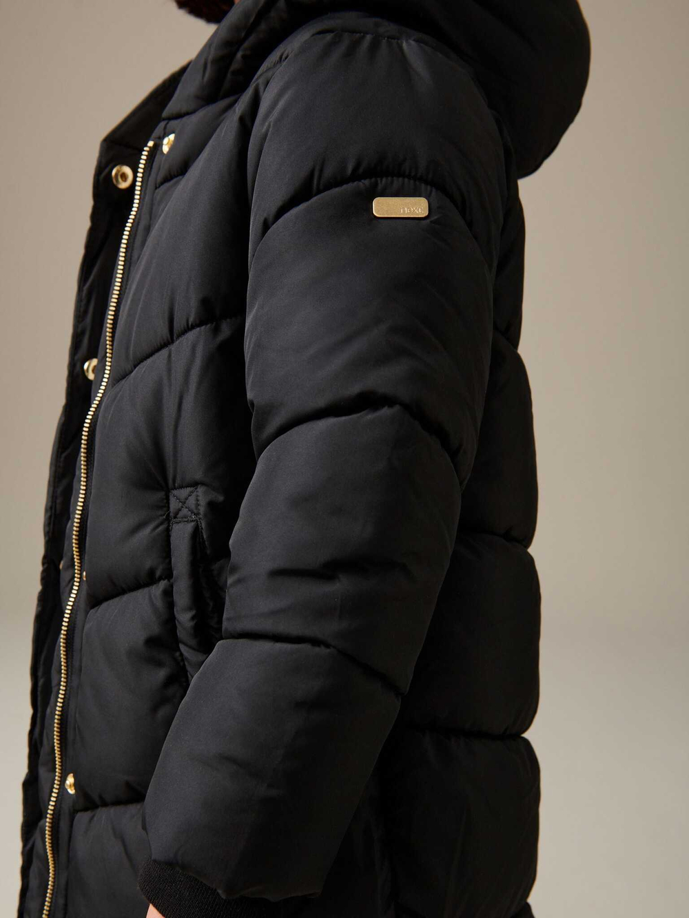 Пальто стеганое утепленное с капюшоном для девочки Next 102-278, Черный