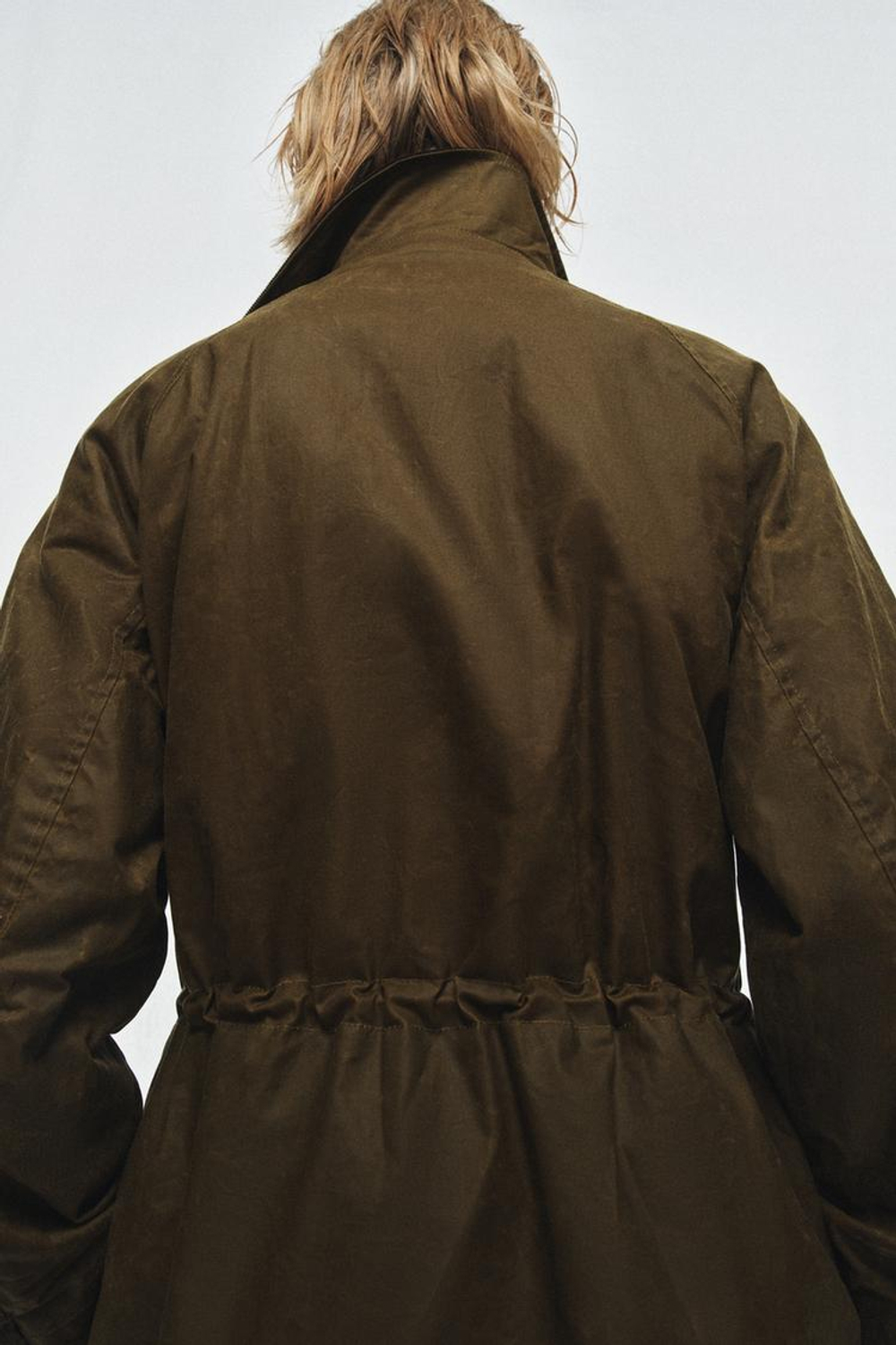 ZARA КУРТКА С ВОЩЕНЫМ ПОКРЫТИЕМ И ВЕЛЬВЕТОВЫМ ВОРОТНИКОМ — ZW COLLECTION, ОЛИВКОВЫЙ