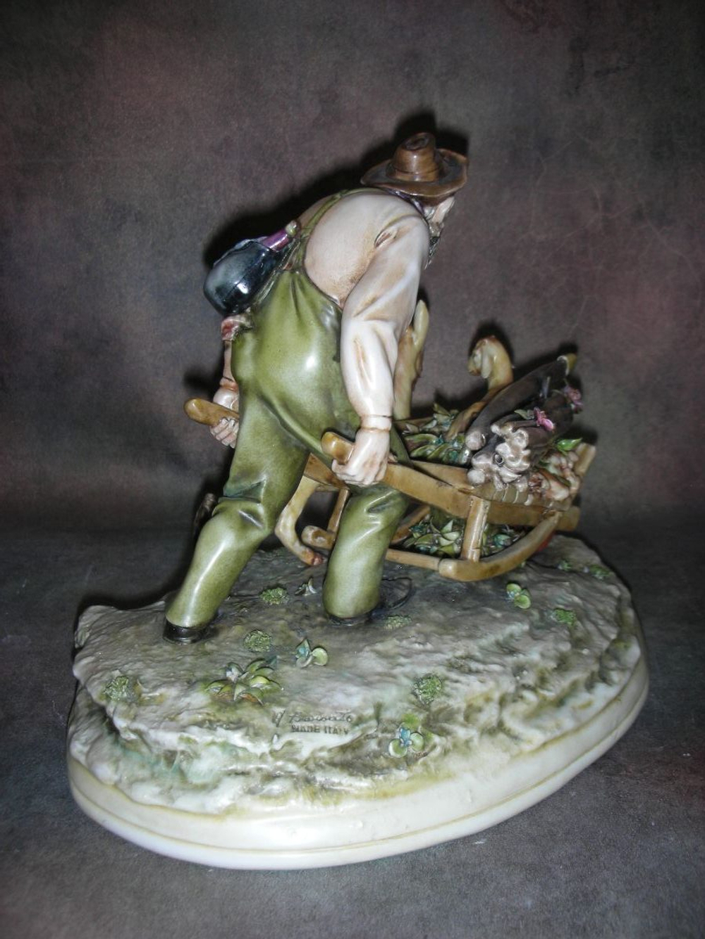 Статуэтка. Фарфор. Селянин с козами. Capodimonte. Италия