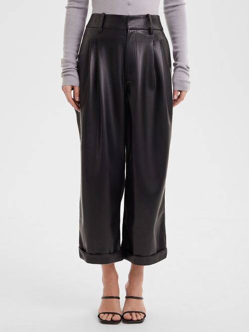 Брюки с защипами из экокожи