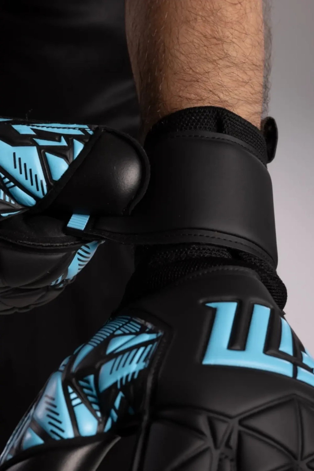 Вратарские перчатки Football Masters Invictus X Training