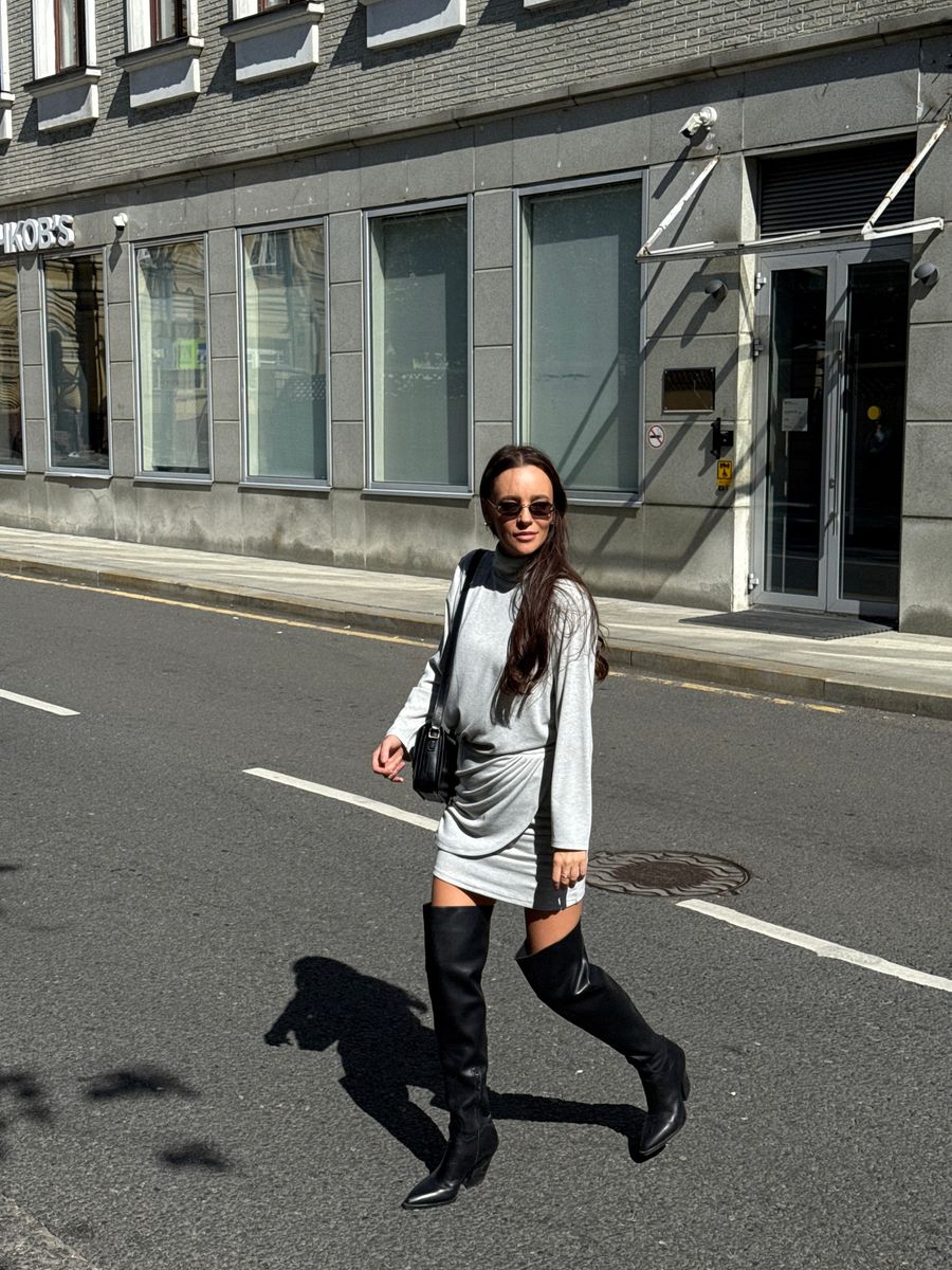 Платье из трикотажа с драпировками серый меланж