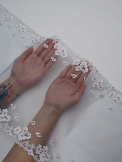 Вышивка на сетке светло-голубая с белым и лиловым неэластичная ширина 31 см