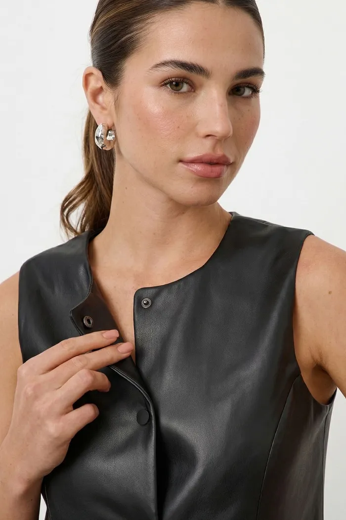 Жилетка из экокожи в минималистичном стиле черного цвета