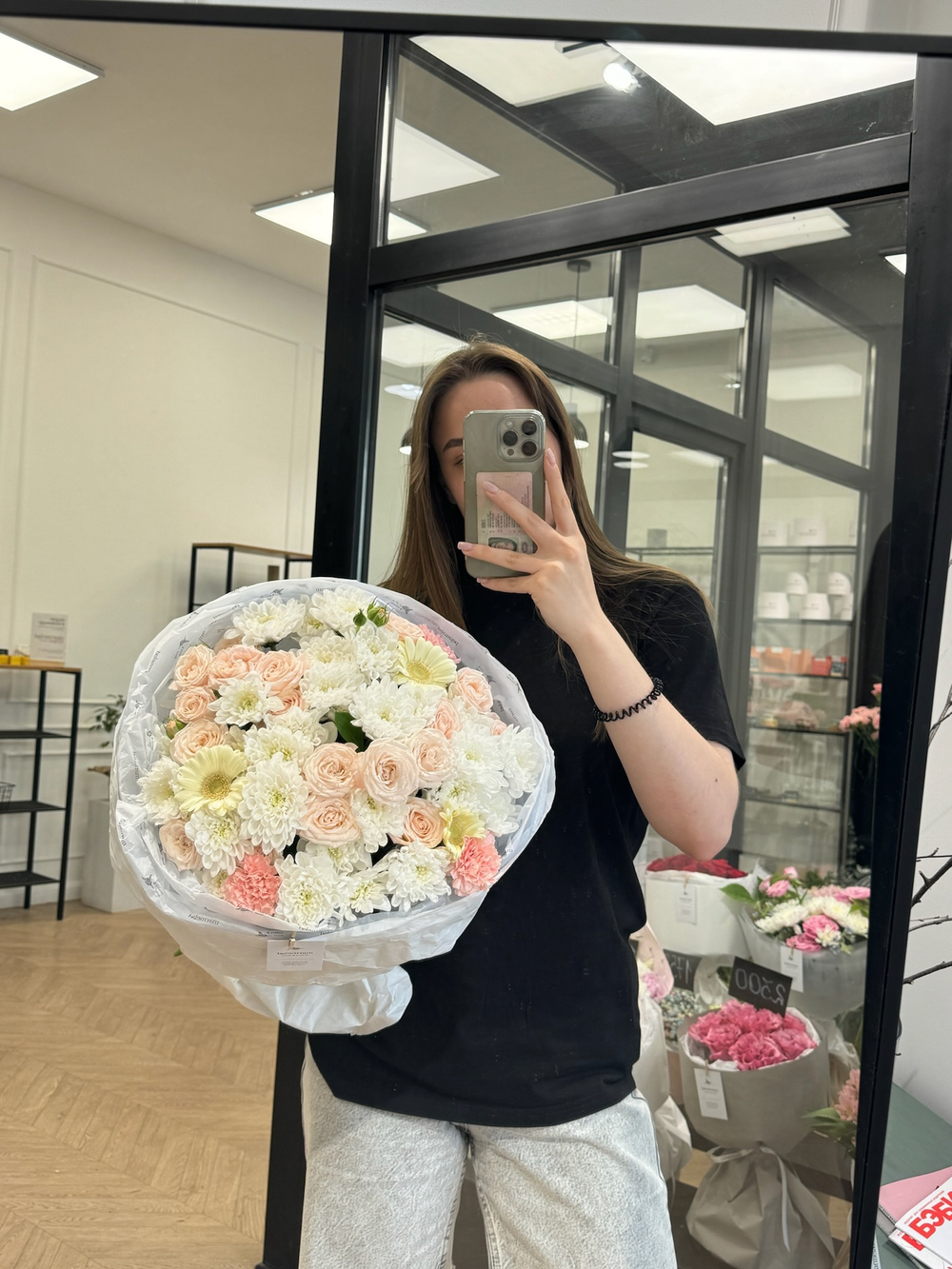Букет сборный из хризантемы, кустовых пионовидных роз, диантусов и минигерберы
