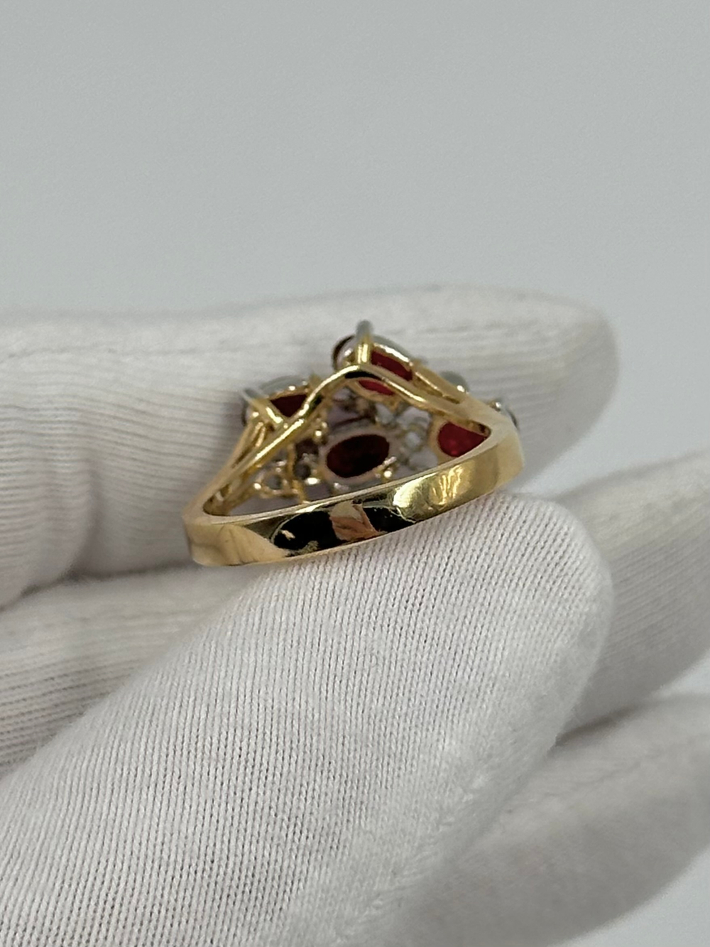 Кольцо с красными кристаллами