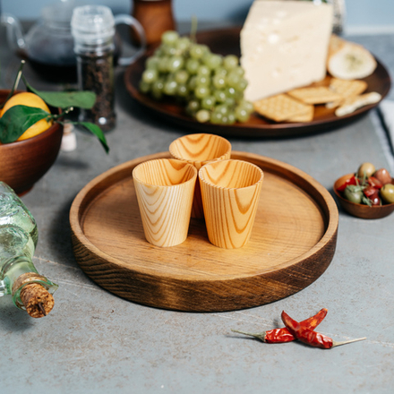 Набор - деревянный поднос и стопки из текстурированной сосны. R33