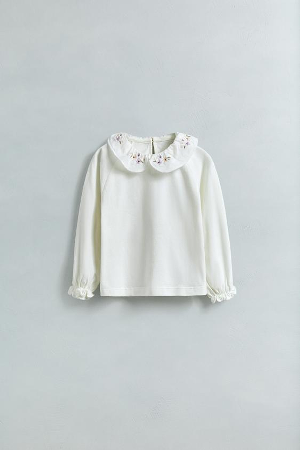 ZARA С ЦВЕТОЧНОЙ ВЫШИВКОЙ НА ВОРОТНИКЕ, СВЕТЛЫЙ ЭКРЮ