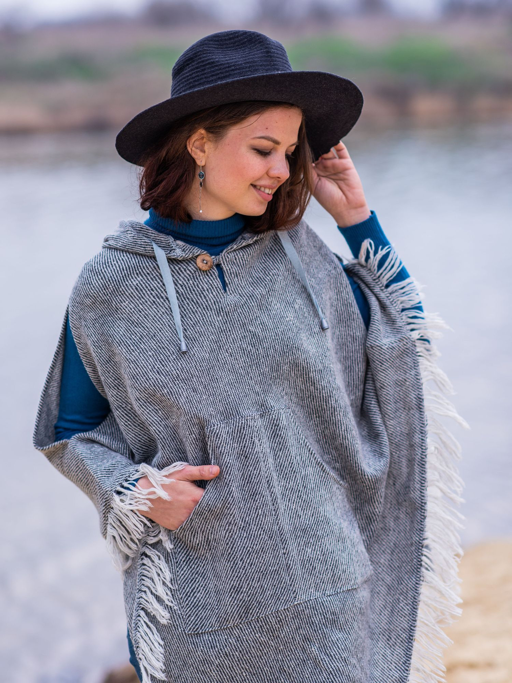 Пончо шерстяное с капюшоном (светло-серое)