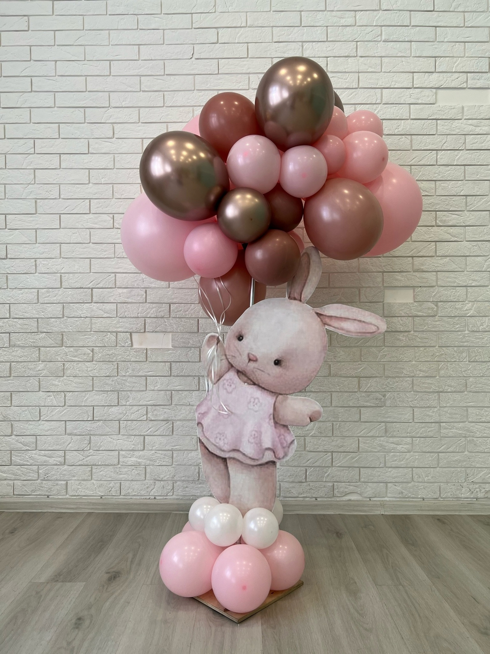 Зайка с шарами