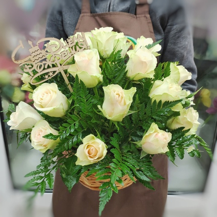 Корзина с 25 белыми розами (Кения 40 см)