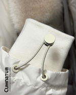 Белая куртка с воротником из эко меха