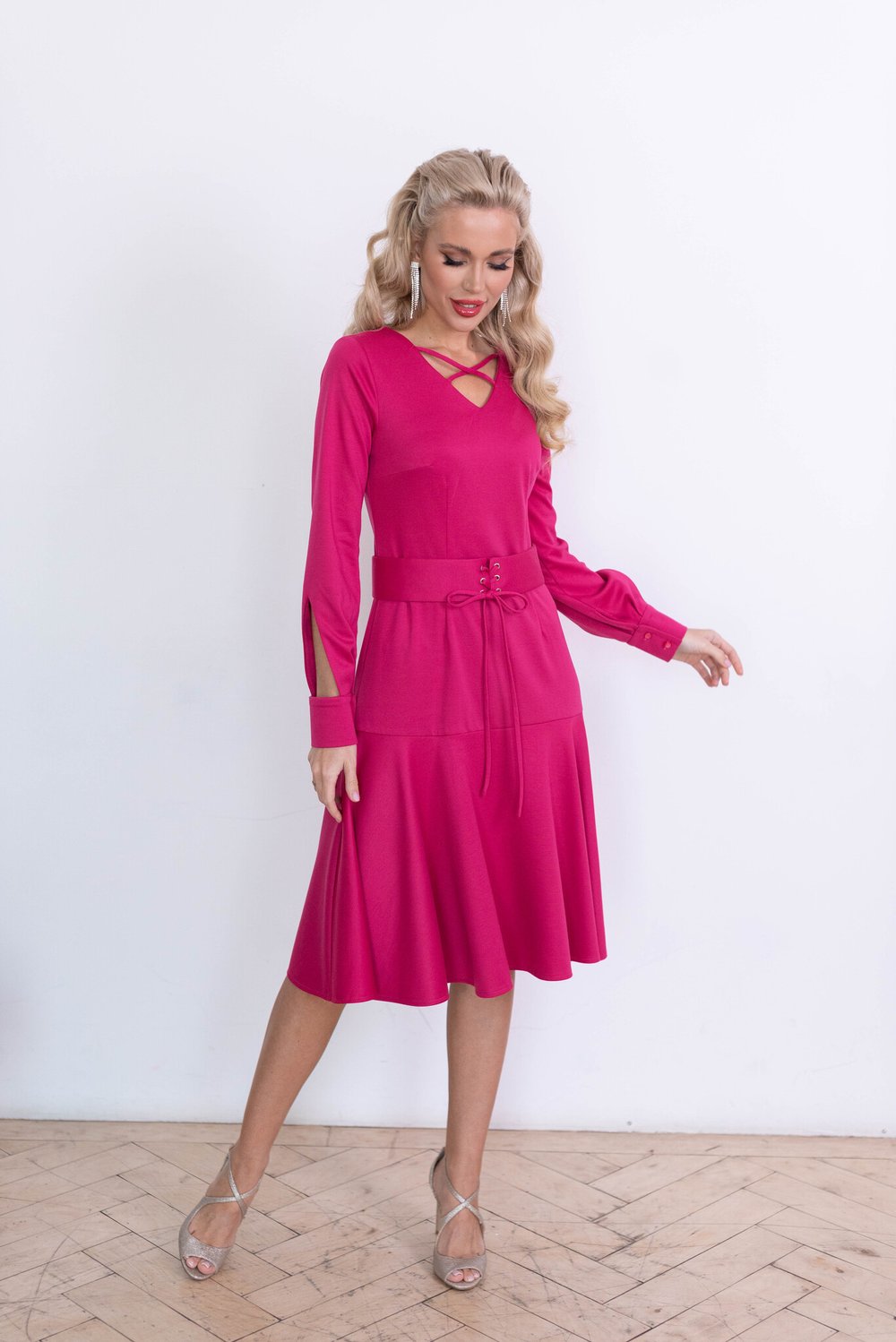 Платье-футляр с воланом в цвете фуксия из вискозы