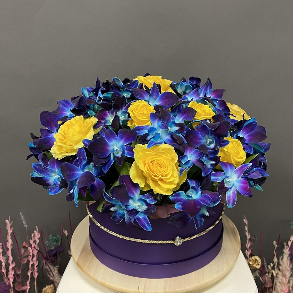 Букет из роз и орхидей «‎Космос и солнце»