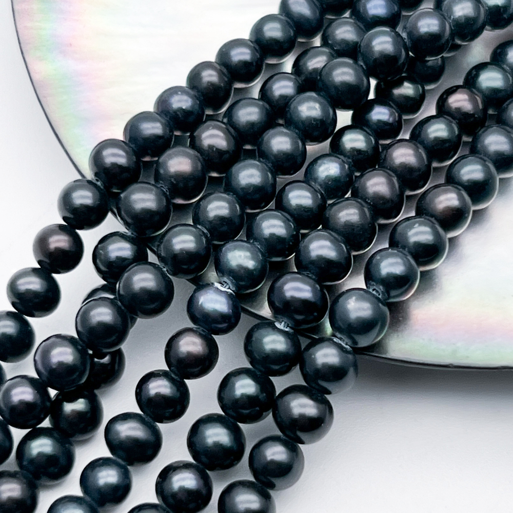 Жемчуг бусины, цвет черный, размер около 5-5,5 мм, цена отрезок 19 см (1/2 нити)