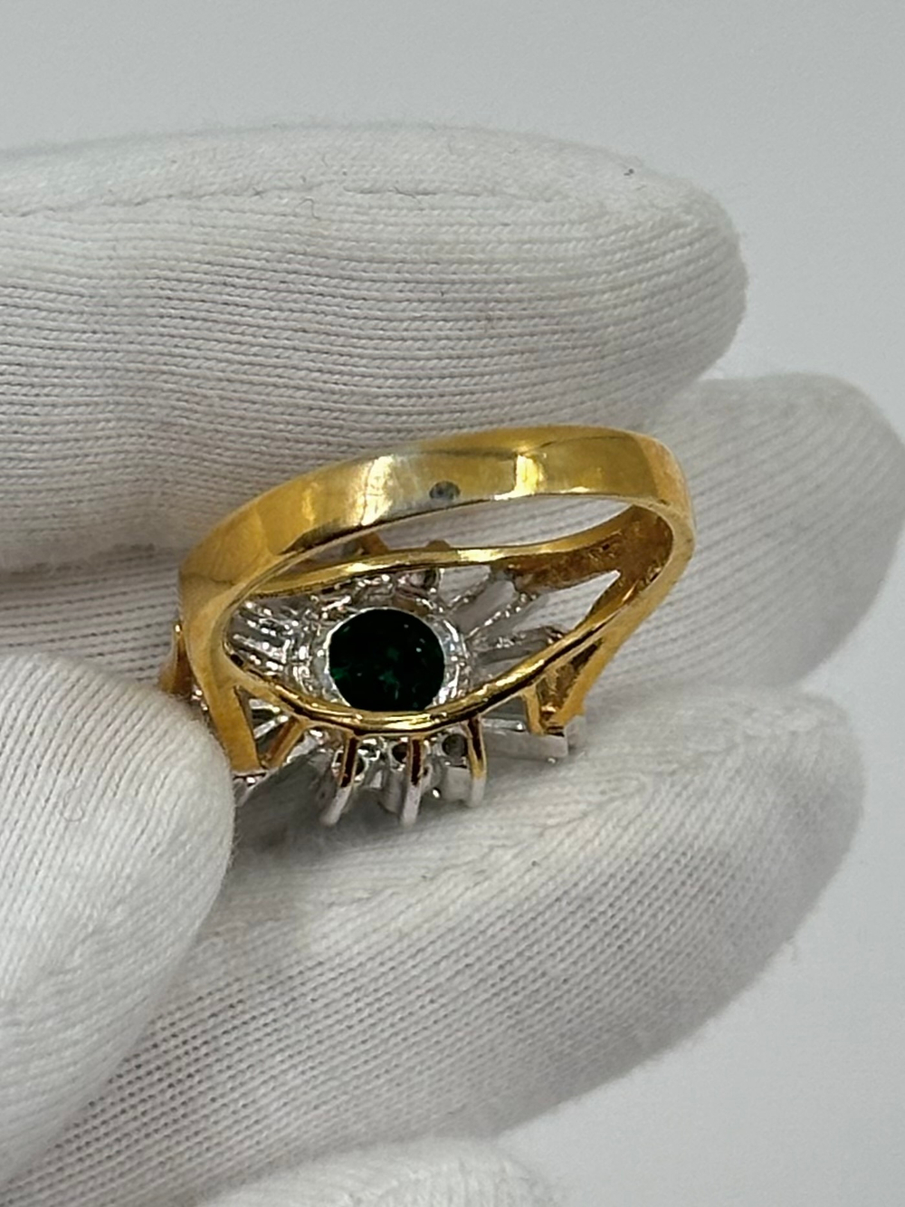 Кольцо с зелёным кристаллом