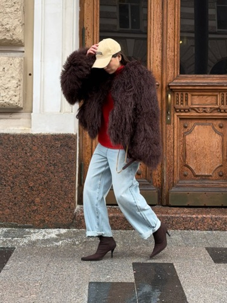 Коричневая объемная шуба из меха ламы