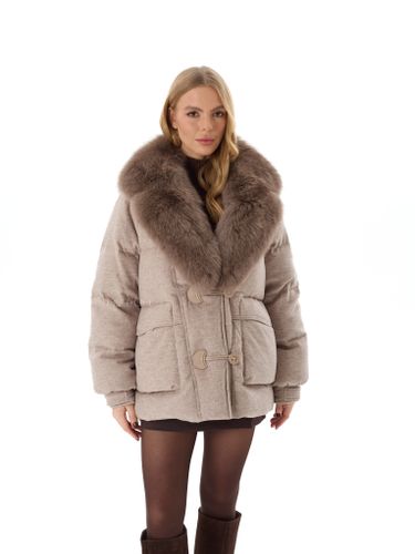 Текстильный бежевый пуховик с меховым воротником