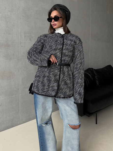 Черная куртка из твида с фигурной стежкой