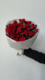 Букет моно из кустовых роз 15 шт в красном оттенке