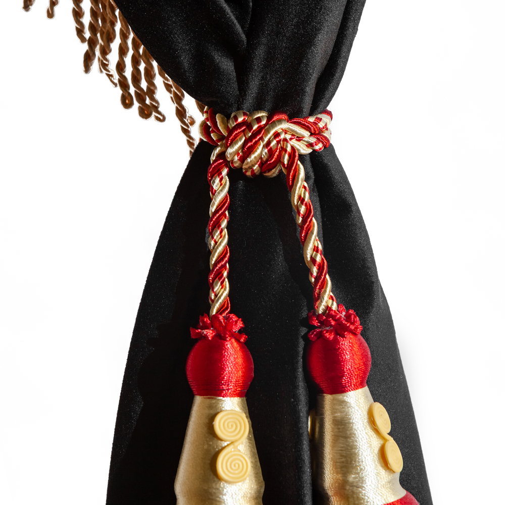 Шторы спального места с ламбрекеном и прихватами "Кисти" в кабину Volvo, Scania, MAN, DAF, Merc, Камаз, Sitrak, Shacman, Foton, FAW. Высота 1,5м, ширина одной стороны - 1,15м. Блэкаут, велюр. Черный цвет с бежевой бахромой и красными кистями