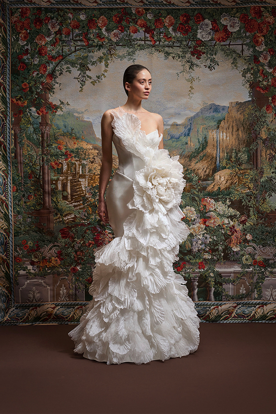 Платье макси из атласа, декорированное лепестками из шелковой органзы