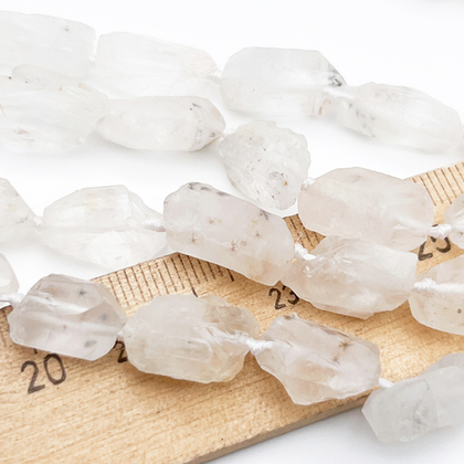Кварц белый с включениями, необработанные бусины, размер около 11-15 мм, цена за набор 7-8 бусин (1/4 нити)