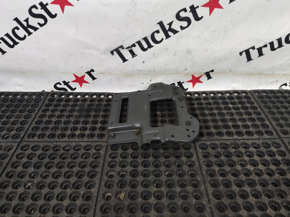 Кронштейн усилителя бампера левый