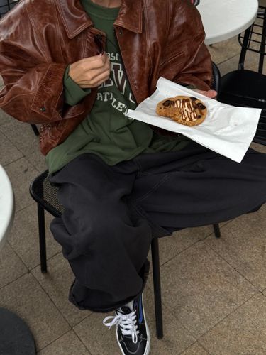 Широкие графитовые джинсы с защипами