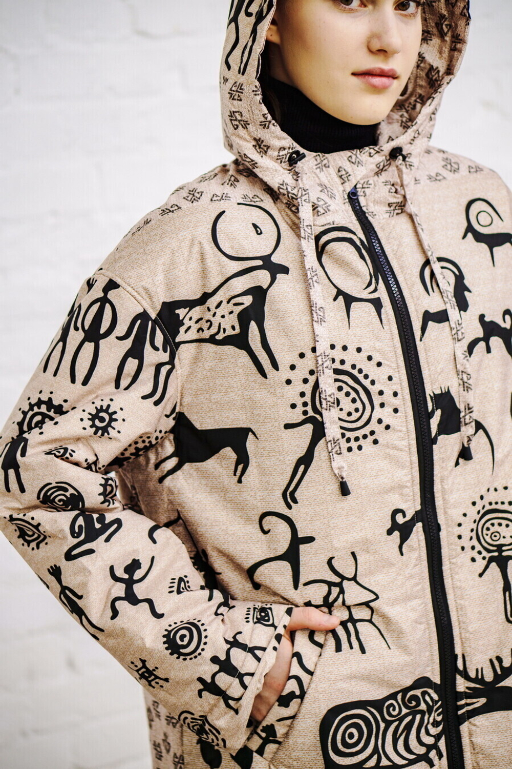Пальто "Петроглиф", по мотивам наскальных рисунков древних людей