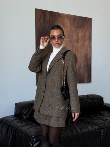 Костюм-двойка с юбкой коричневого цвета