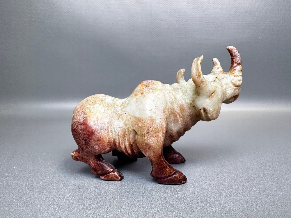 Фигура носорога из камня