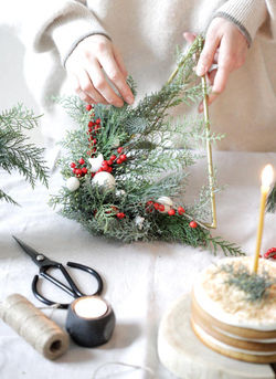 Рождественский венок на треугольной металлической основе