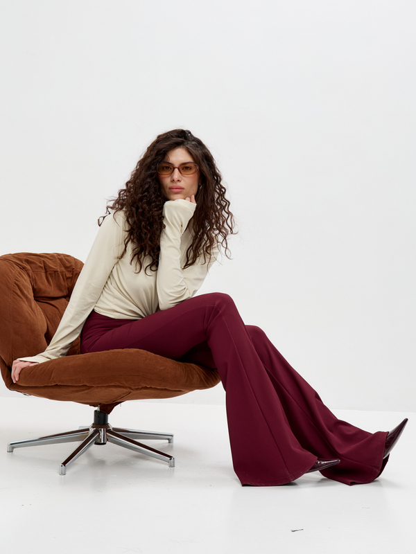 Бордовые расклешенные легинсы в рубчик