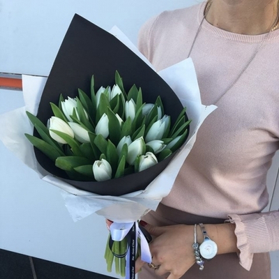 15 белых тюльпанов