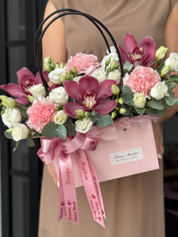 Утонченное сочетание цимбидиума, диантуса, эустомы и эвкалипта в лаконичной композиции от Флора Маркет